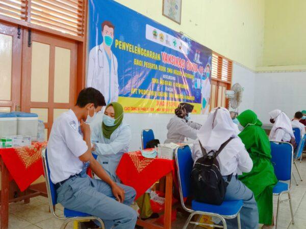 Penyelenggaraan Vaksinasi Covid-19 Tahap 1 Siswa SMAN 3 Rembang Kerja Sama UPT Puskesmas Kaliori dan Kwarcab Rembang Penyelenggaraan Vaksinasi Covid-19 Tahap 1 Siswa SMAN 3 Rembang Kerja Sama UPT Puskesmas Kaliori dan Kwarcab Rembang